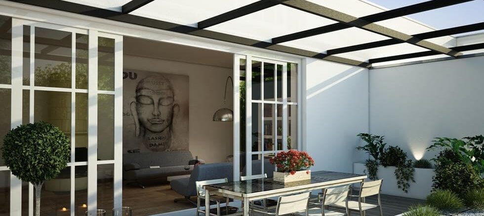 transparente Terrassenüberdachung aus Glas oder Polycarbonat
