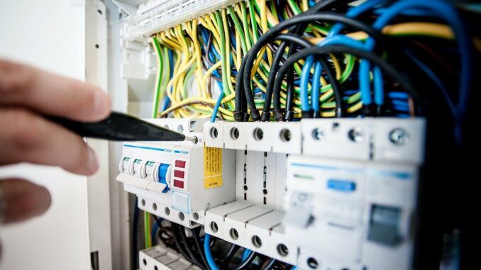 electric-1080584_1280 Informationen zum Arbeitsschutz in elektrischen Anlagen